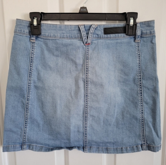Vans Women's Lightwash Denim Front Button Jean Mini Skirt Size Medium - Picture 3 of 3